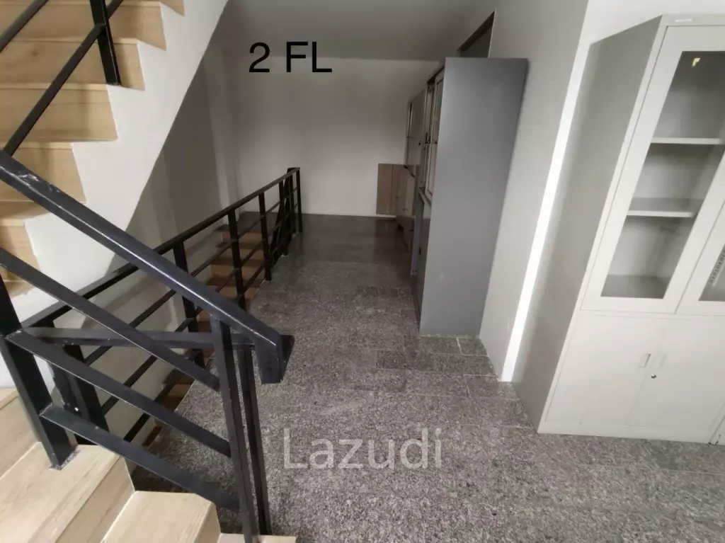 4.5-Storey Commercial Building for Rent Prime Location on Naradhiwas Rajanagarindra Rd