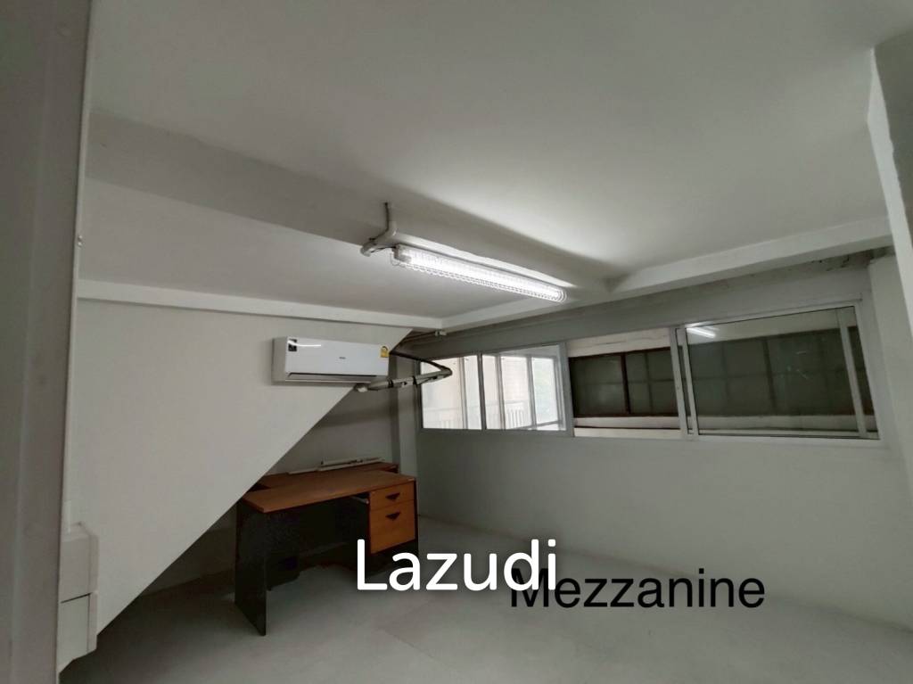 4.5-Storey Commercial Building for Rent Prime Location on Naradhiwas Rajanagarindra Rd