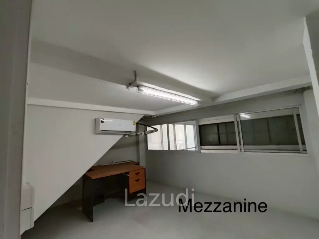 4.5-Storey Commercial Building for Rent Prime Location on Naradhiwas Rajanagarindra Rd