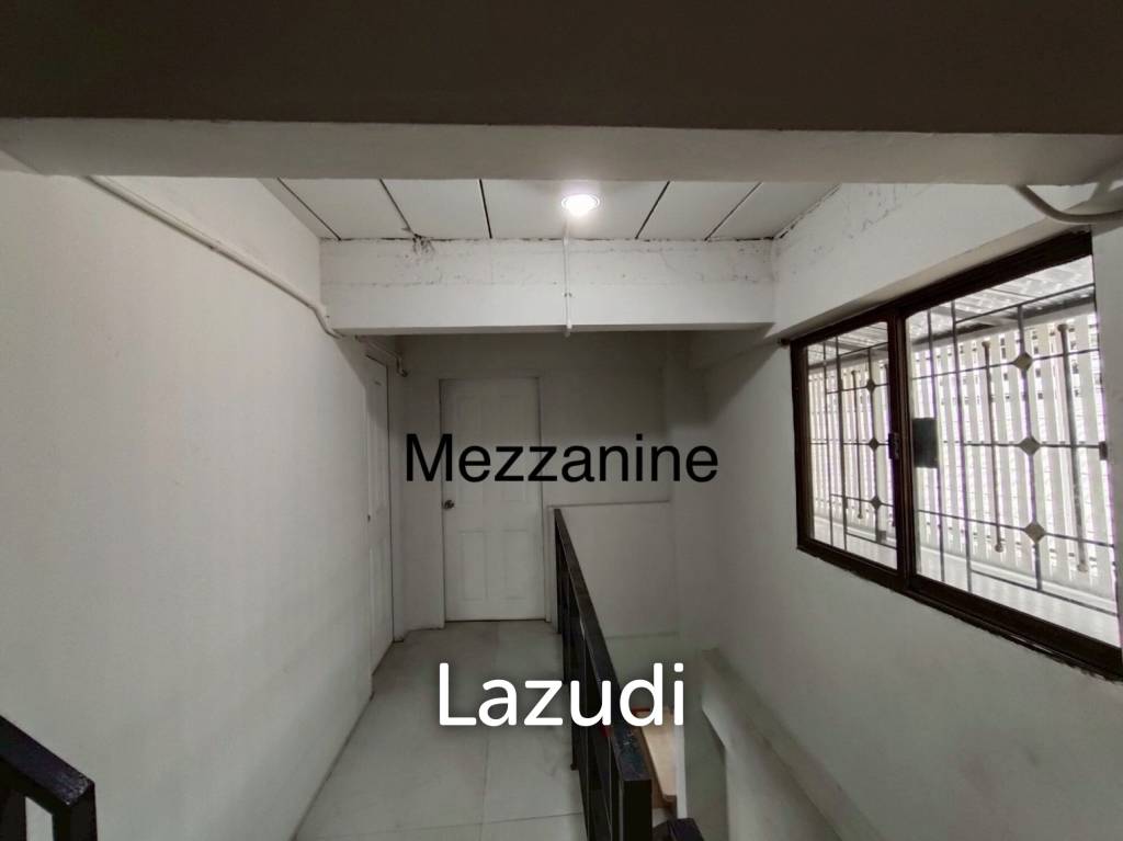 4.5-Storey Commercial Building for Rent Prime Location on Naradhiwas Rajanagarindra Rd
