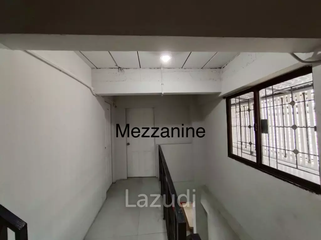 4.5-Storey Commercial Building for Rent Prime Location on Naradhiwas Rajanagarindra Rd