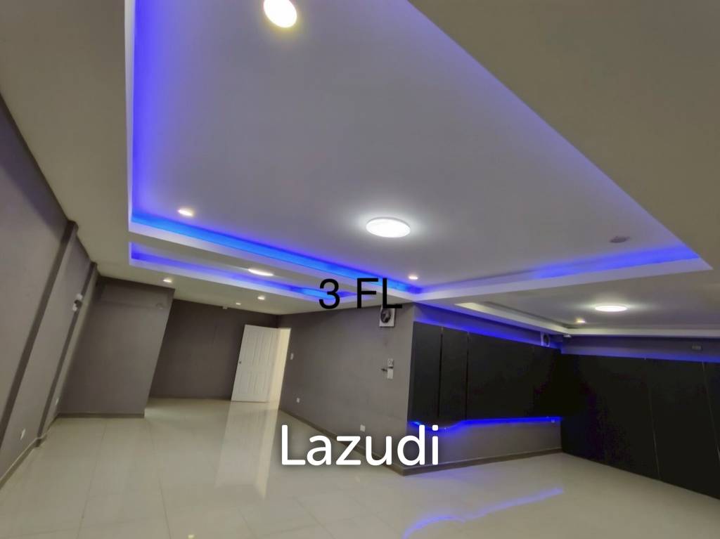 4.5-Storey Commercial Building for Rent Prime Location on Naradhiwas Rajanagarindra Rd