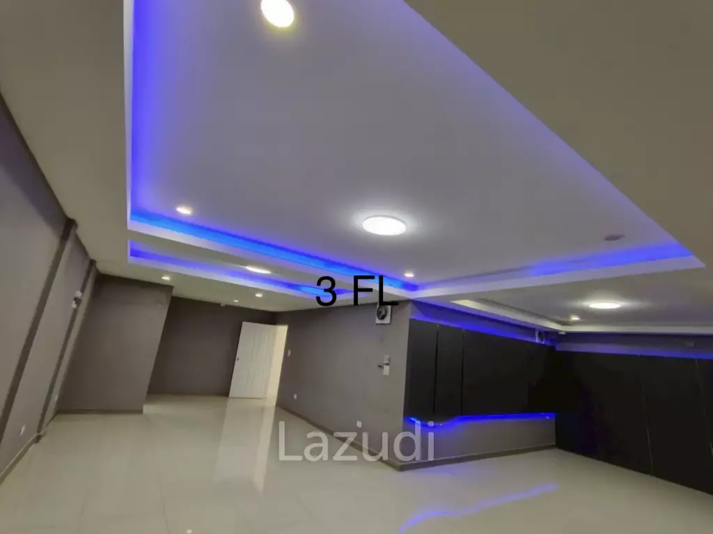 4.5-Storey Commercial Building for Rent Prime Location on Naradhiwas Rajanagarindra Rd