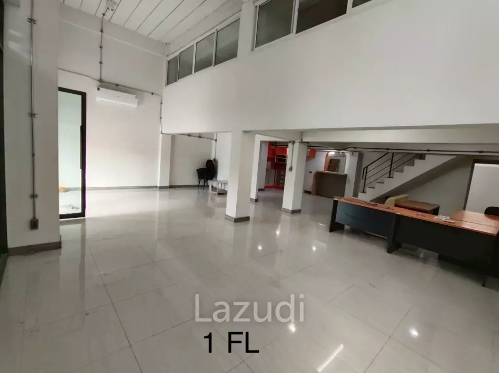 4.5-Storey Commercial Building for Rent Prime Location on Naradhiwas Rajanagarindra Rd