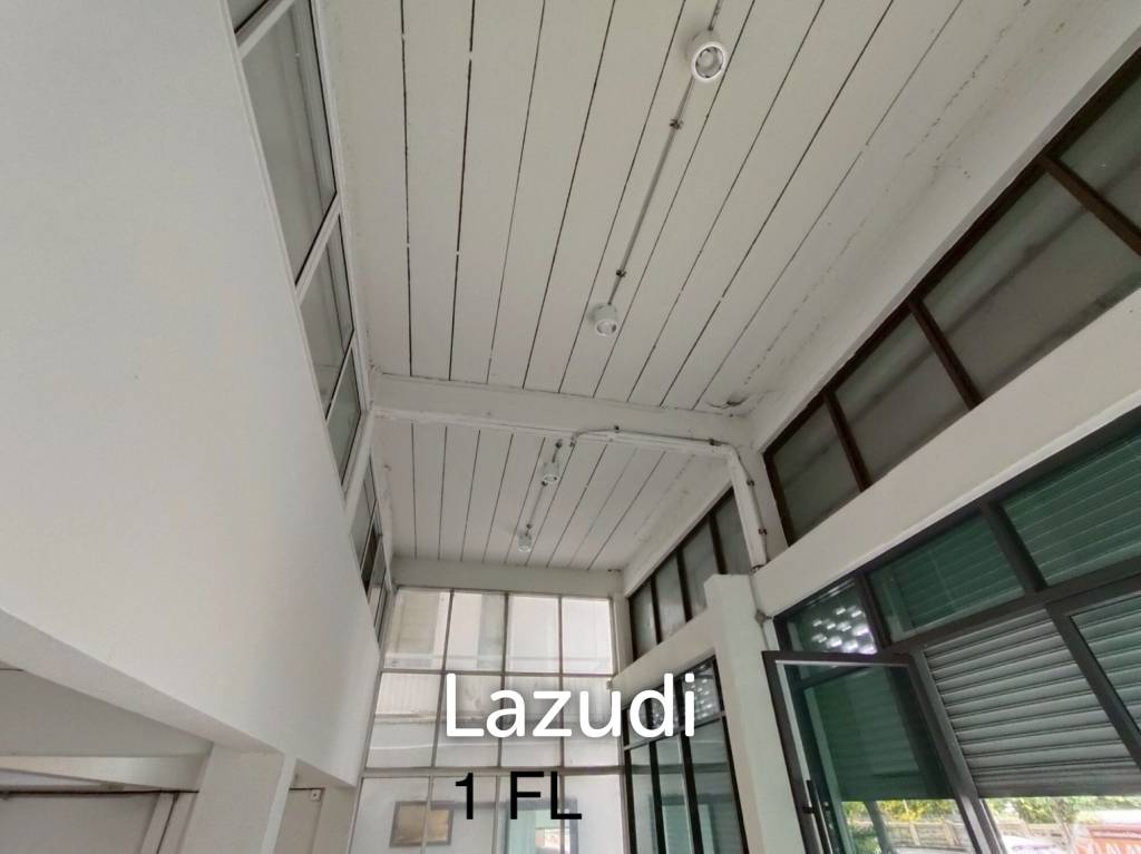 4.5-Storey Commercial Building for Rent Prime Location on Naradhiwas Rajanagarindra Rd