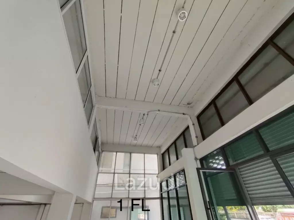 4.5-Storey Commercial Building for Rent Prime Location on Naradhiwas Rajanagarindra Rd