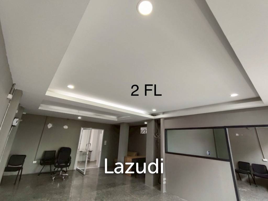 4.5-Storey Commercial Building for Rent Prime Location on Naradhiwas Rajanagarindra Rd