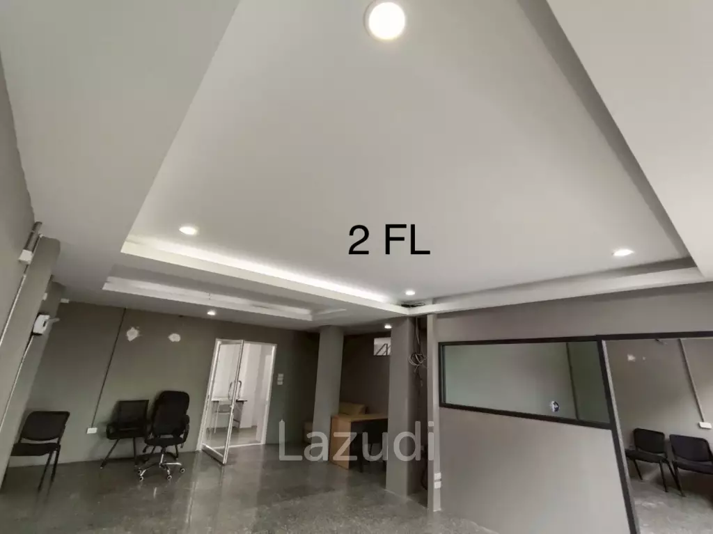 4.5-Storey Commercial Building for Rent Prime Location on Naradhiwas Rajanagarindra Rd