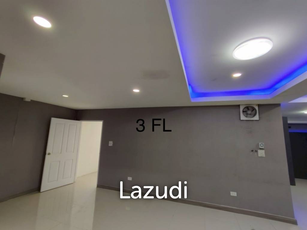 4.5-Storey Commercial Building for Rent Prime Location on Naradhiwas Rajanagarindra Rd