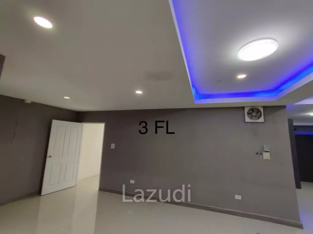 4.5-Storey Commercial Building for Rent Prime Location on Naradhiwas Rajanagarindra Rd