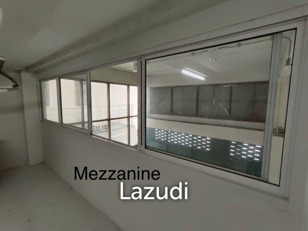 4.5-Storey Commercial Building for Rent Prime Location on Naradhiwas Rajanagarindra Rd
