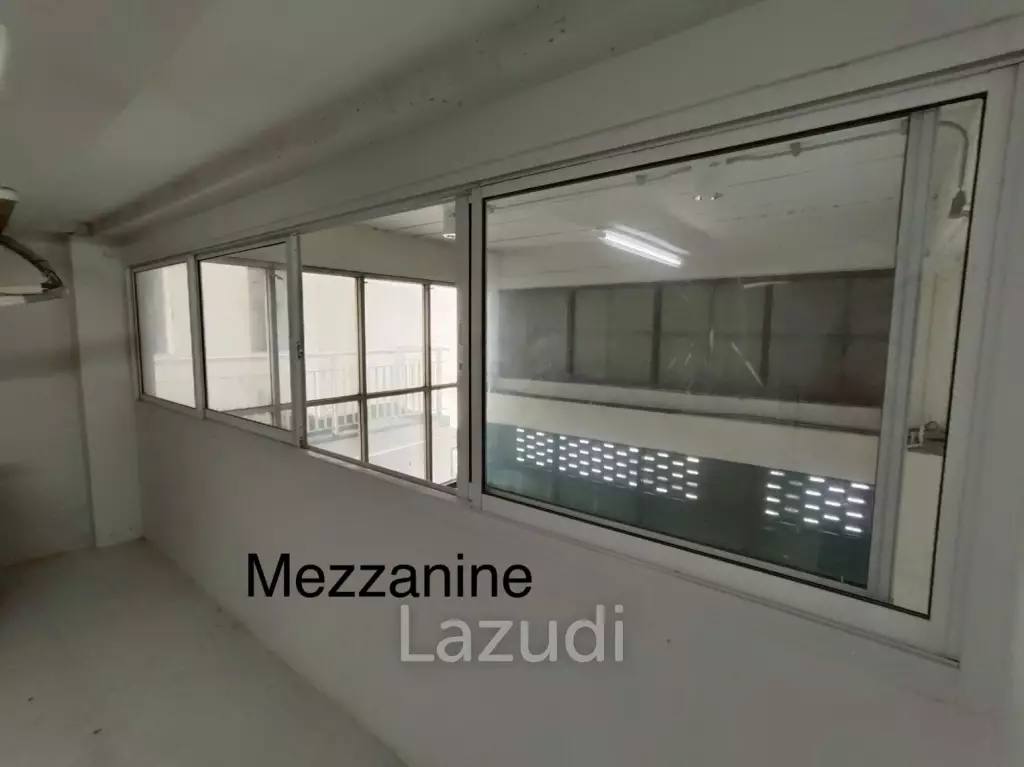 4.5-Storey Commercial Building for Rent Prime Location on Naradhiwas Rajanagarindra Rd