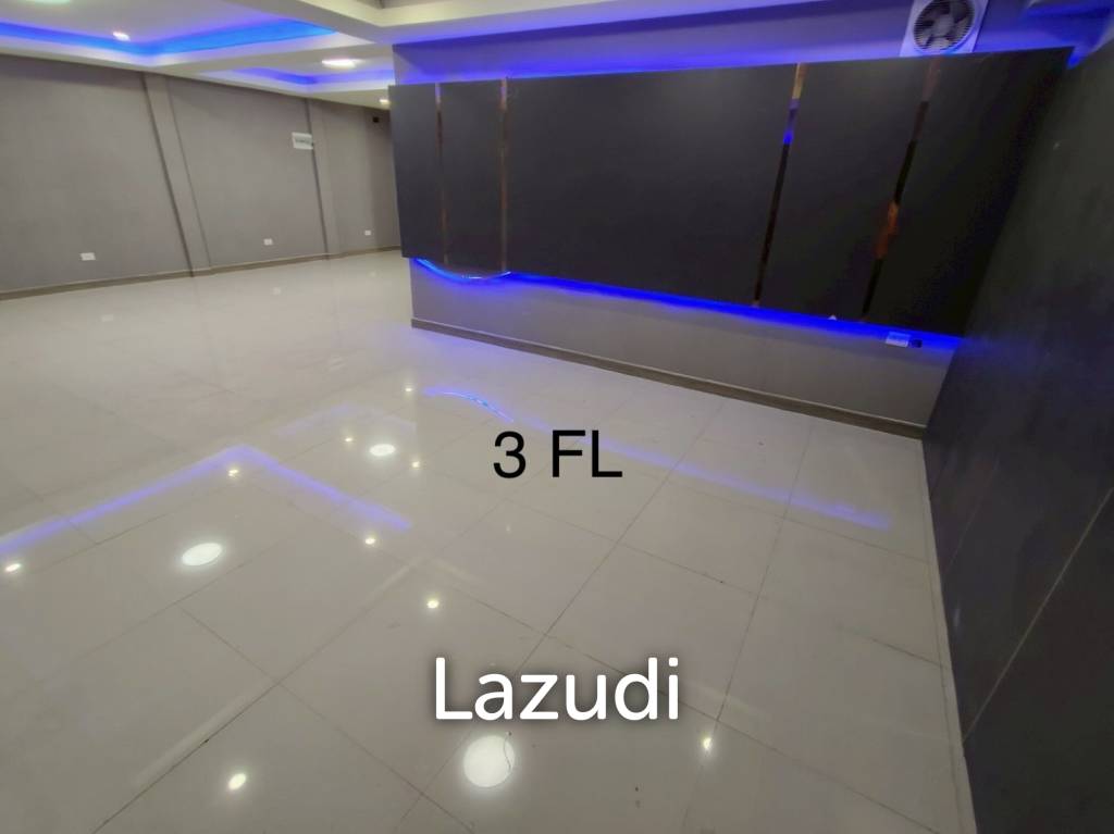 4.5-Storey Commercial Building for Rent Prime Location on Naradhiwas Rajanagarindra Rd