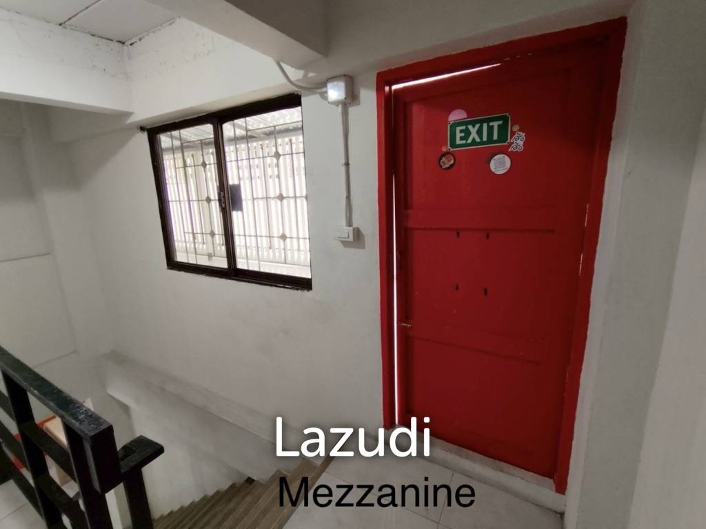 4.5-Storey Commercial Building for Rent Prime Location on Naradhiwas Rajanagarindra Rd