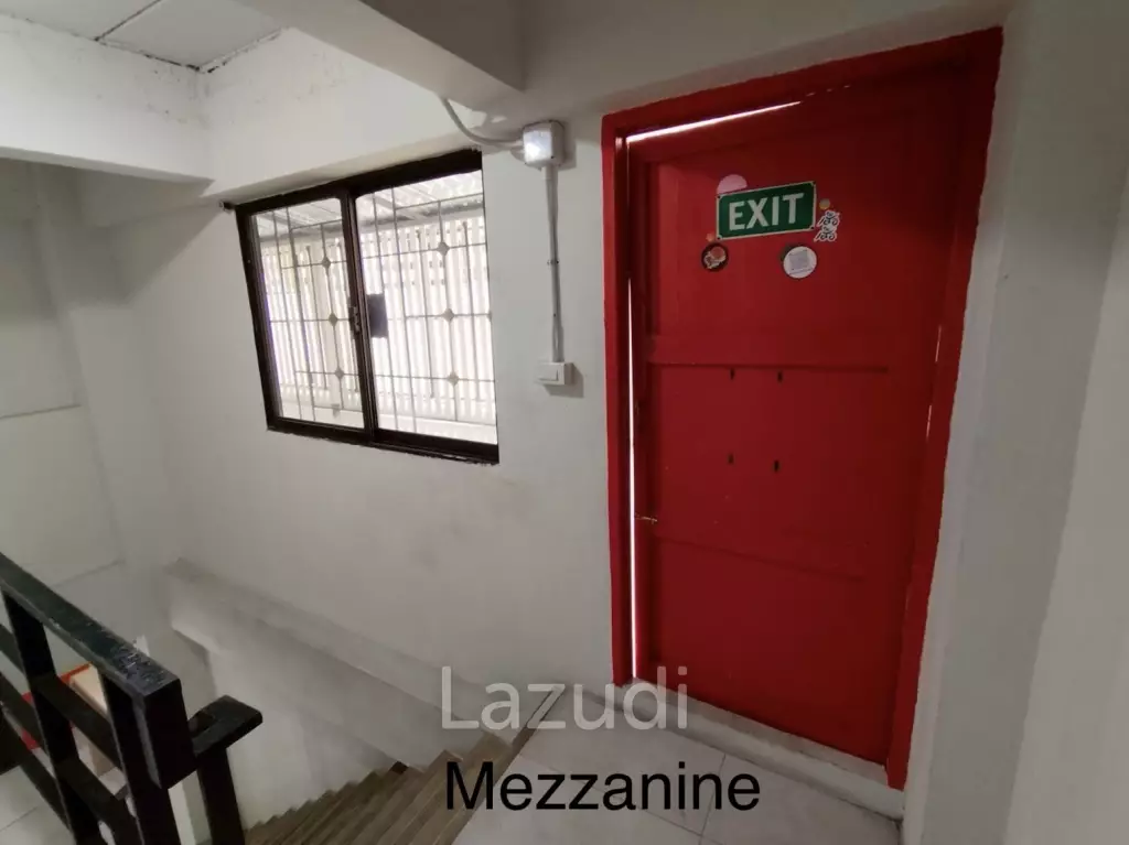 4.5-Storey Commercial Building for Rent Prime Location on Naradhiwas Rajanagarindra Rd