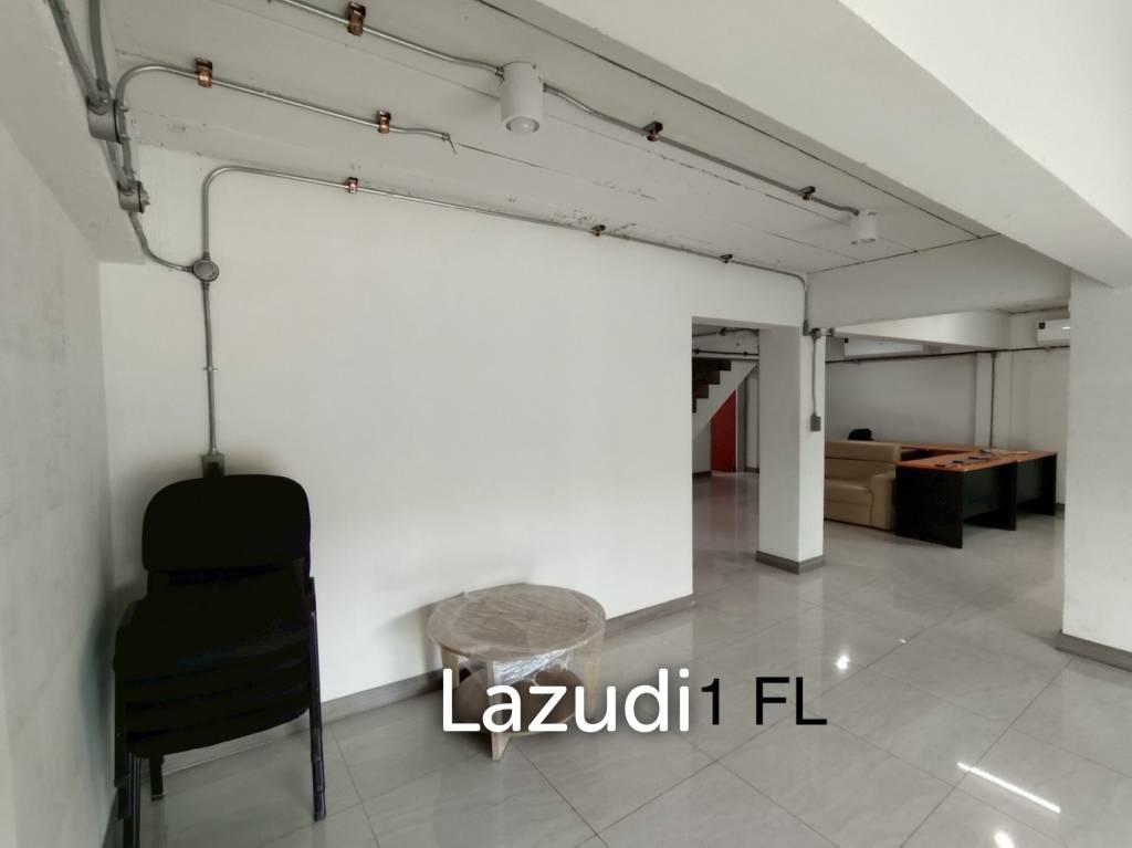 4.5-Storey Commercial Building for Rent Prime Location on Naradhiwas Rajanagarindra Rd