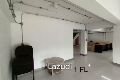 4.5-Storey Commercial Building for Rent Prime Location on Naradhiwas Rajanagarindra Rd