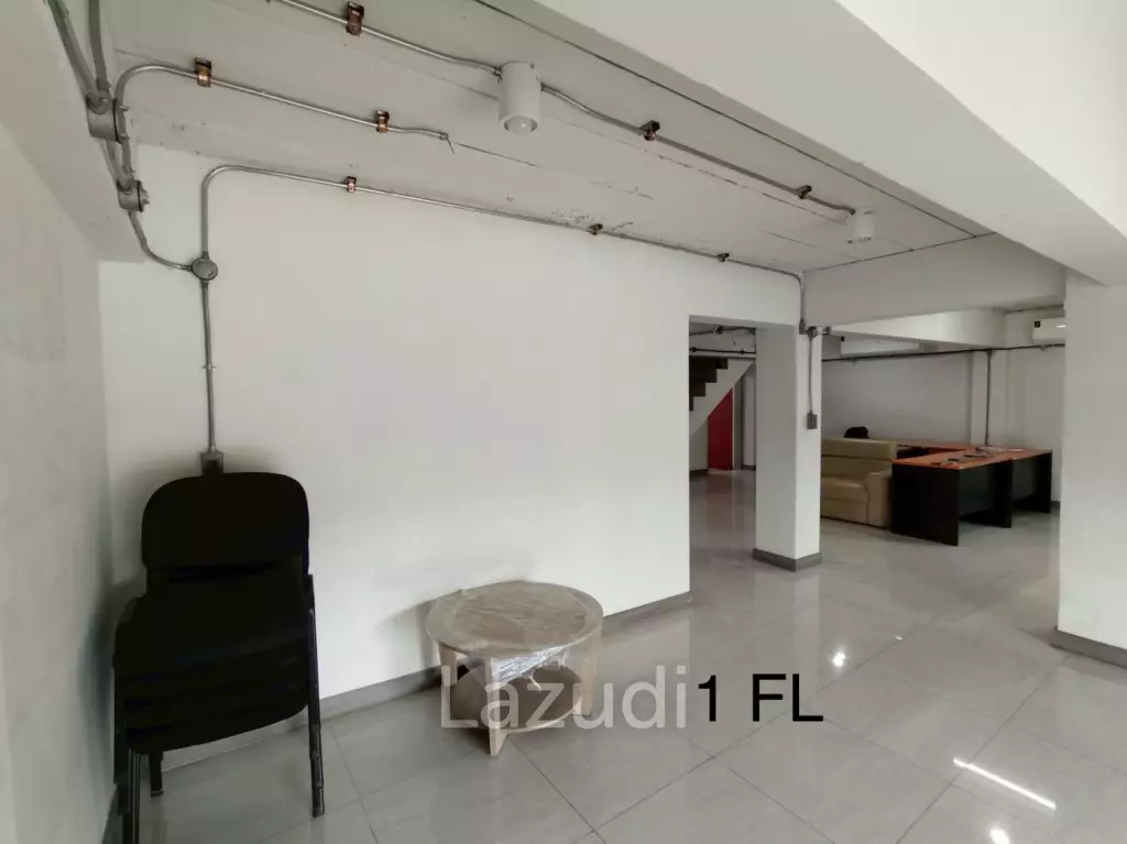 4.5-Storey Commercial Building for Rent Prime Location on Naradhiwas Rajanagarindra Rd