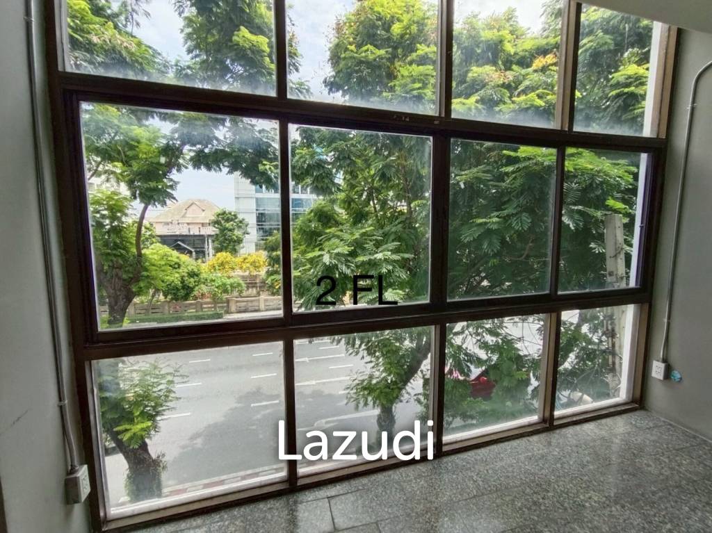 4.5-Storey Commercial Building for Rent Prime Location on Naradhiwas Rajanagarindra Rd