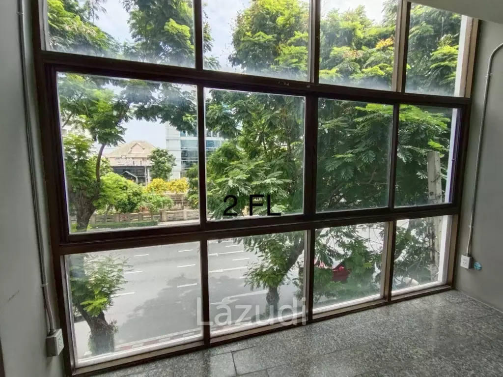 4.5-Storey Commercial Building for Rent Prime Location on Naradhiwas Rajanagarindra Rd
