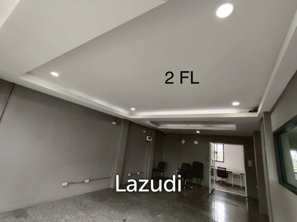 4.5-Storey Commercial Building for Rent Prime Location on Naradhiwas Rajanagarindra Rd