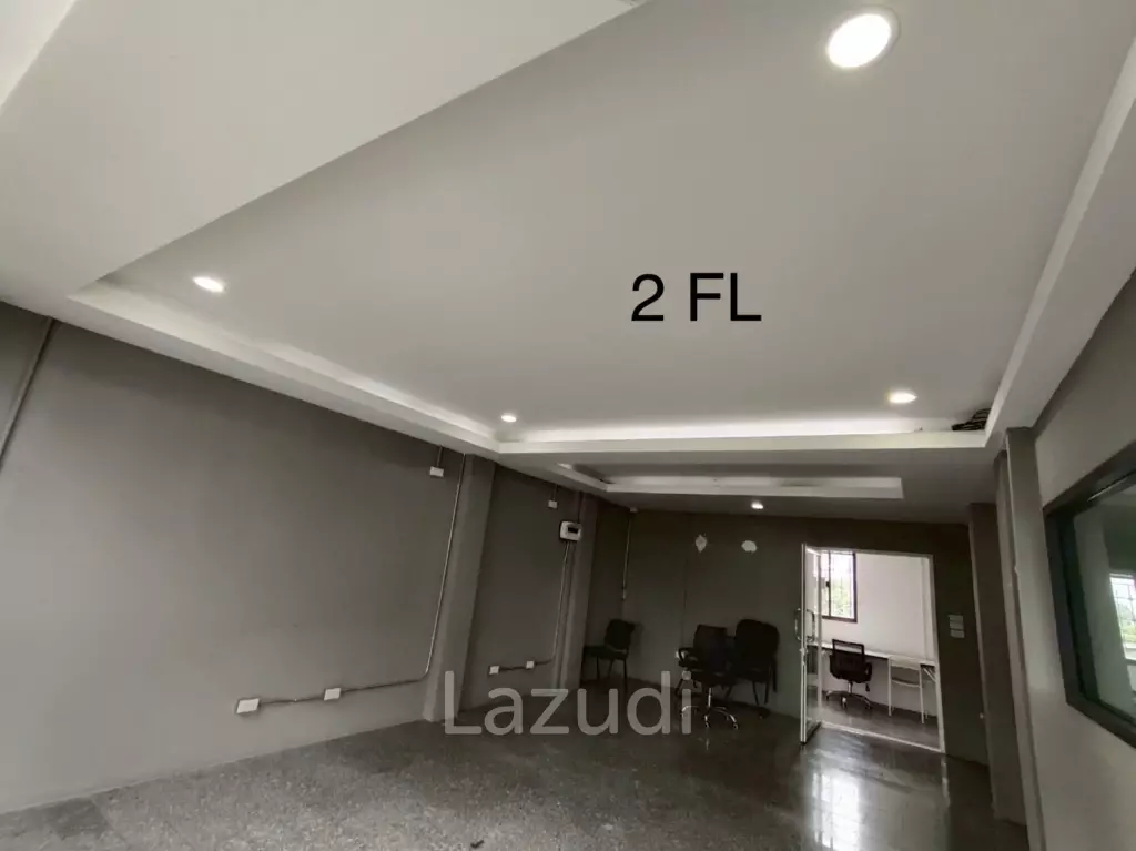 4.5-Storey Commercial Building for Rent Prime Location on Naradhiwas Rajanagarindra Rd