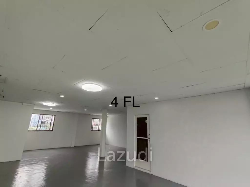 4.5-Storey Commercial Building for Rent Prime Location on Naradhiwas Rajanagarindra Rd