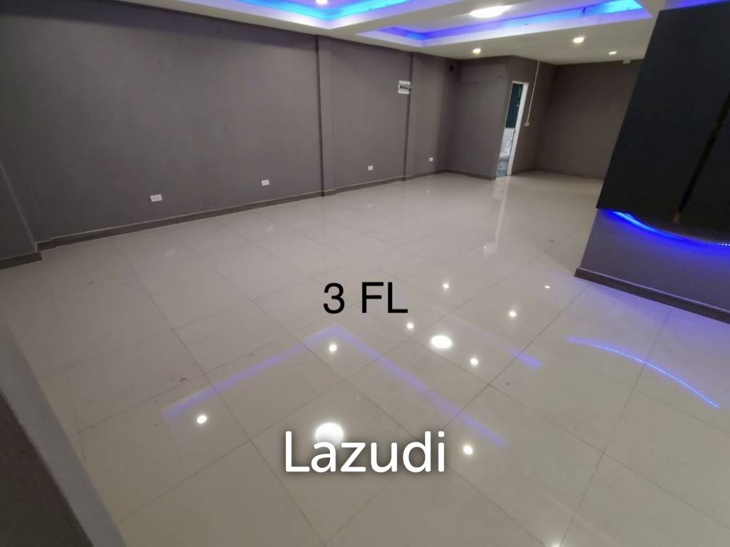 4.5-Storey Commercial Building for Rent Prime Location on Naradhiwas Rajanagarindra Rd