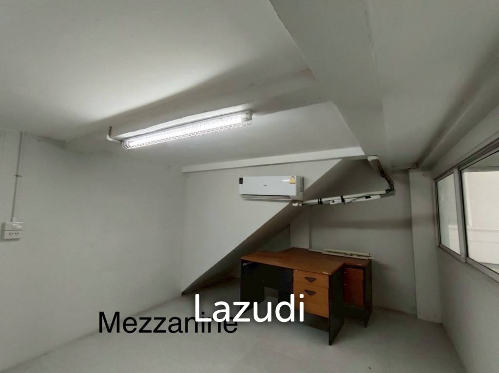 4.5-Storey Commercial Building for Rent Prime Location on Naradhiwas Rajanagarindra Rd