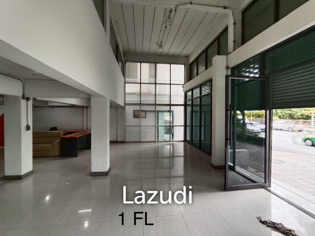 4.5-Storey Commercial Building for Rent Prime Location on Naradhiwas Rajanagarindra Rd