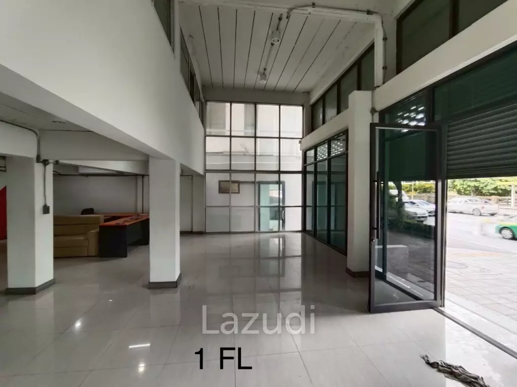 4.5-Storey Commercial Building for Rent Prime Location on Naradhiwas Rajanagarindra Rd