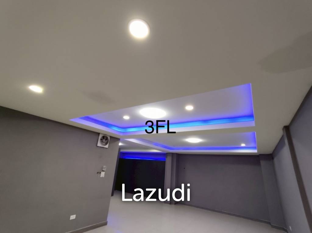 4.5-Storey Commercial Building for Rent Prime Location on Naradhiwas Rajanagarindra Rd