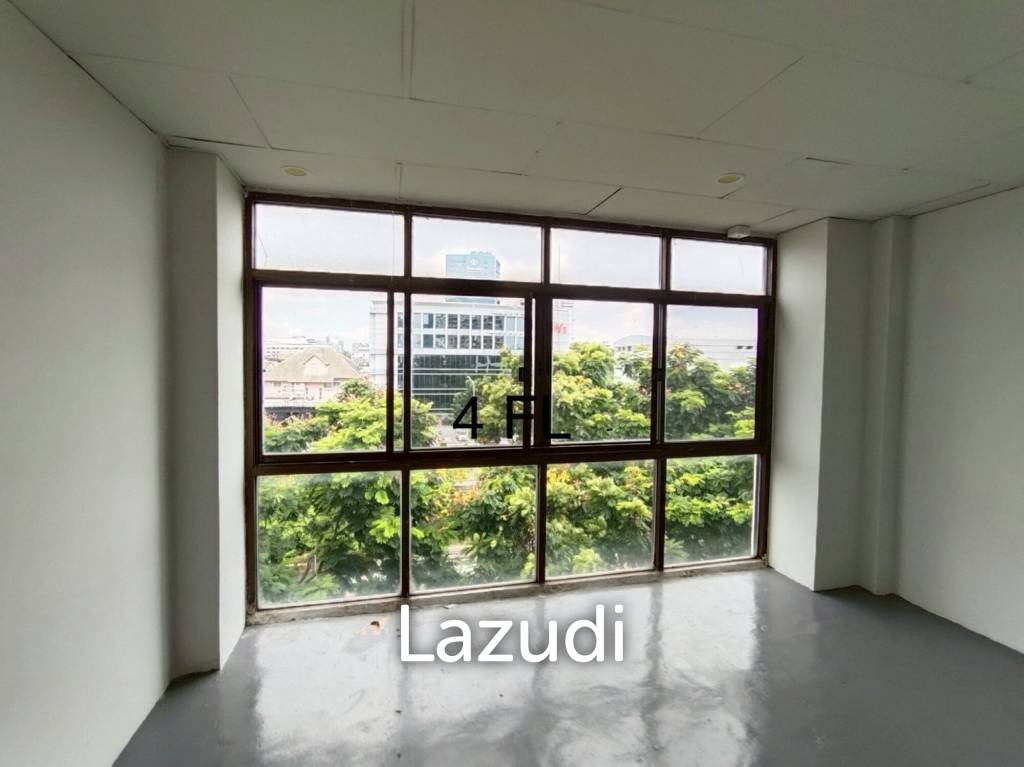 4.5-Storey Commercial Building for Rent Prime Location on Naradhiwas Rajanagarindra Rd