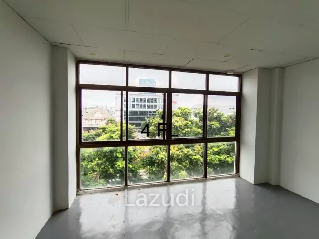 4.5-Storey Commercial Building for Rent Prime Location on Naradhiwas Rajanagarindra Rd