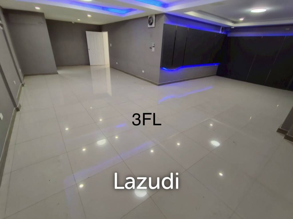 4.5-Storey Commercial Building for Rent Prime Location on Naradhiwas Rajanagarindra Rd