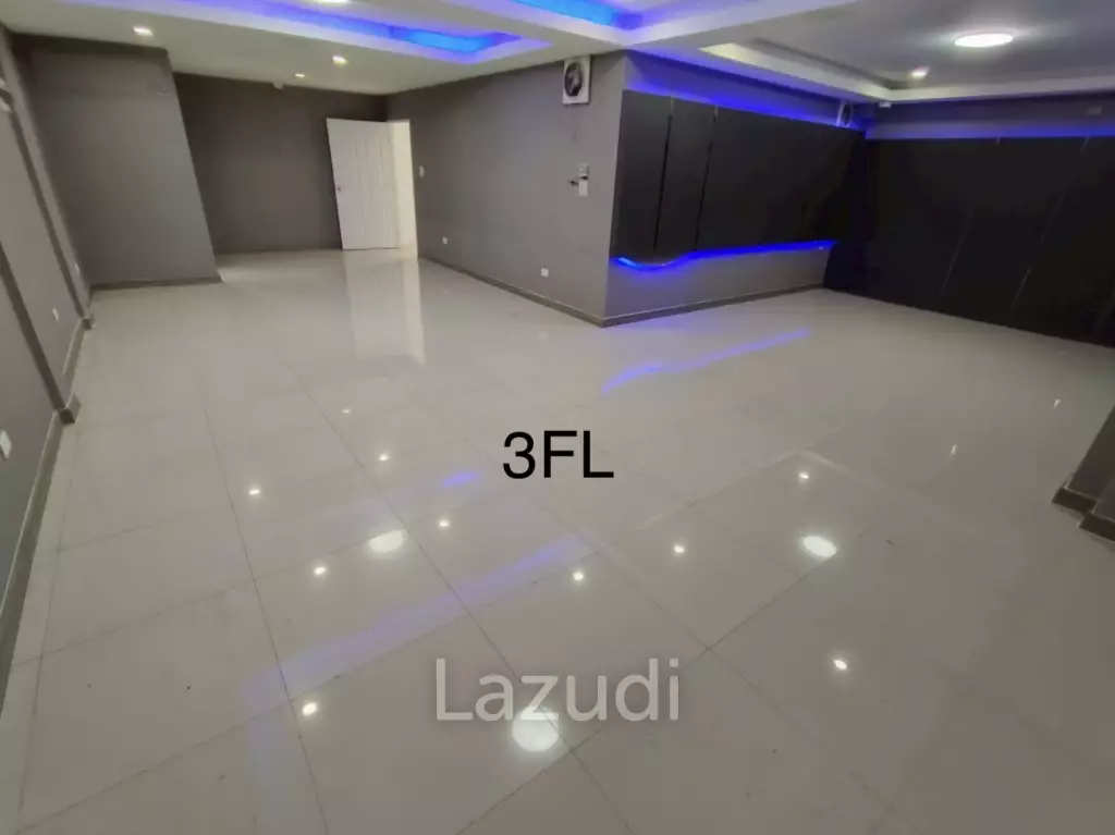 4.5-Storey Commercial Building for Rent Prime Location on Naradhiwas Rajanagarindra Rd
