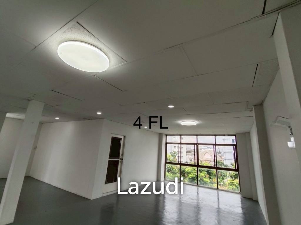 4.5-Storey Commercial Building for Rent Prime Location on Naradhiwas Rajanagarindra Rd