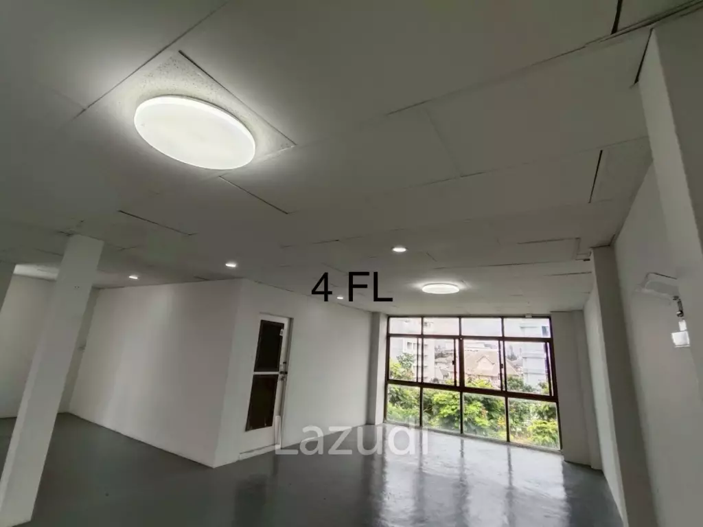 4.5-Storey Commercial Building for Rent Prime Location on Naradhiwas Rajanagarindra Rd