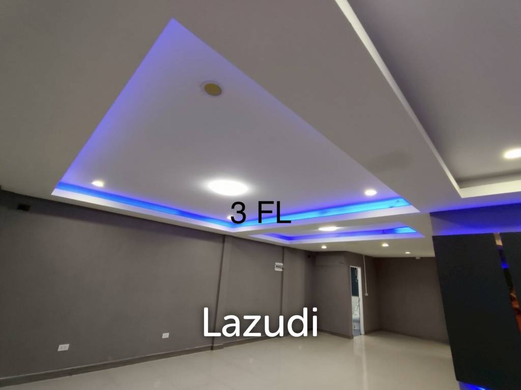 4.5-Storey Commercial Building for Rent Prime Location on Naradhiwas Rajanagarindra Rd