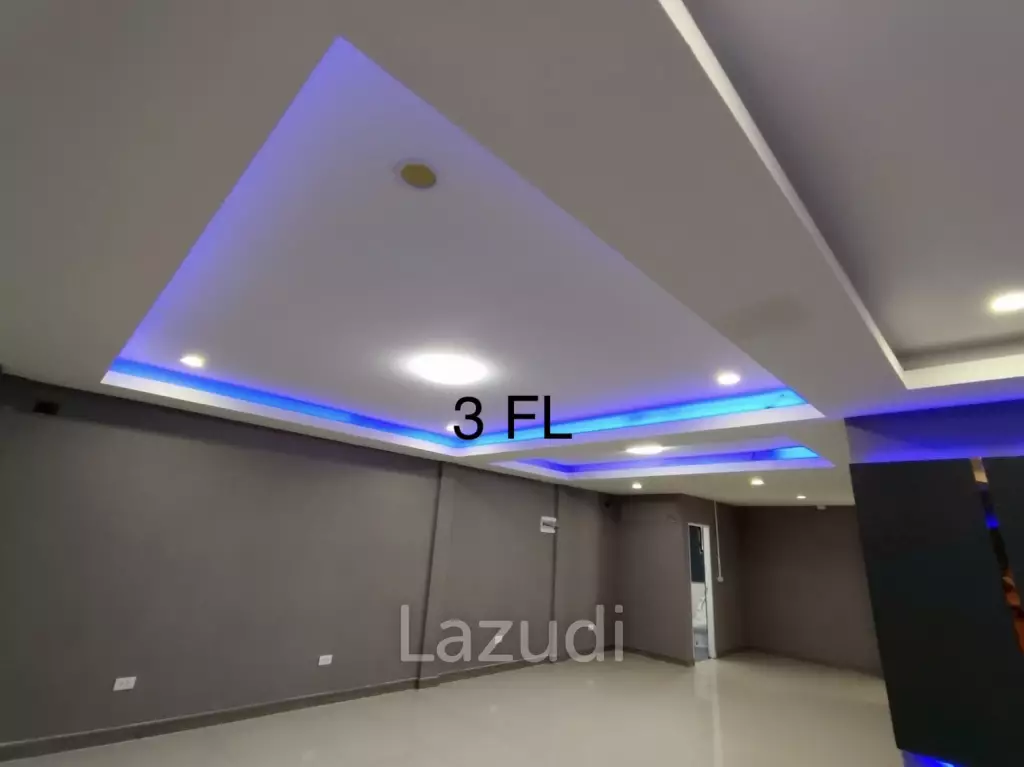 4.5-Storey Commercial Building for Rent Prime Location on Naradhiwas Rajanagarindra Rd