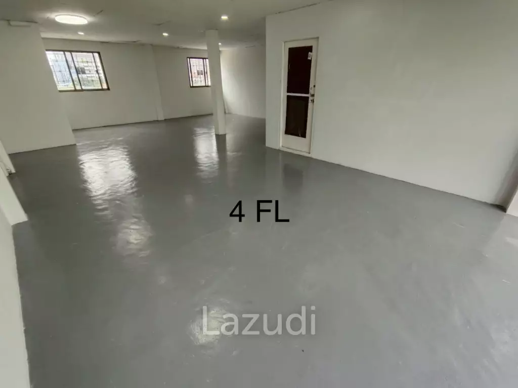 4.5-Storey Commercial Building for Rent Prime Location on Naradhiwas Rajanagarindra Rd