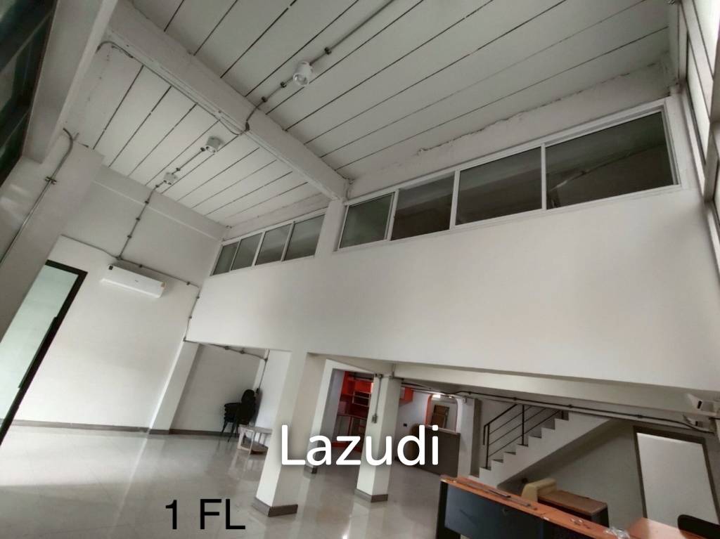 4.5-Storey Commercial Building for Rent Prime Location on Naradhiwas Rajanagarindra Rd