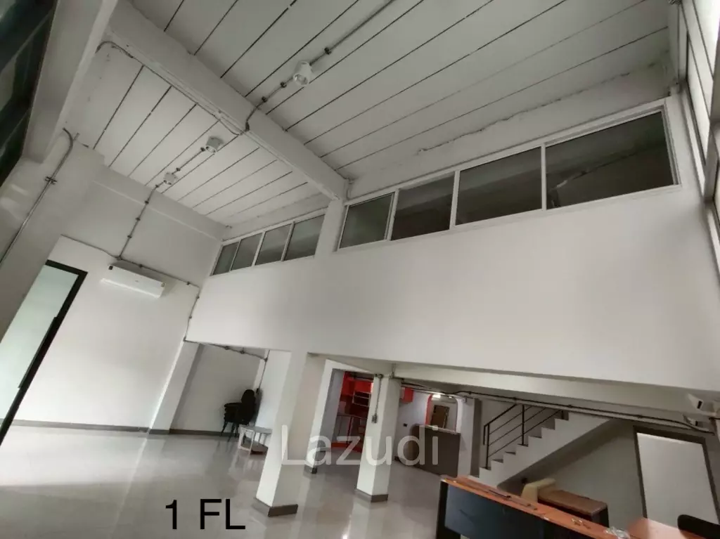 4.5-Storey Commercial Building for Rent Prime Location on Naradhiwas Rajanagarindra Rd