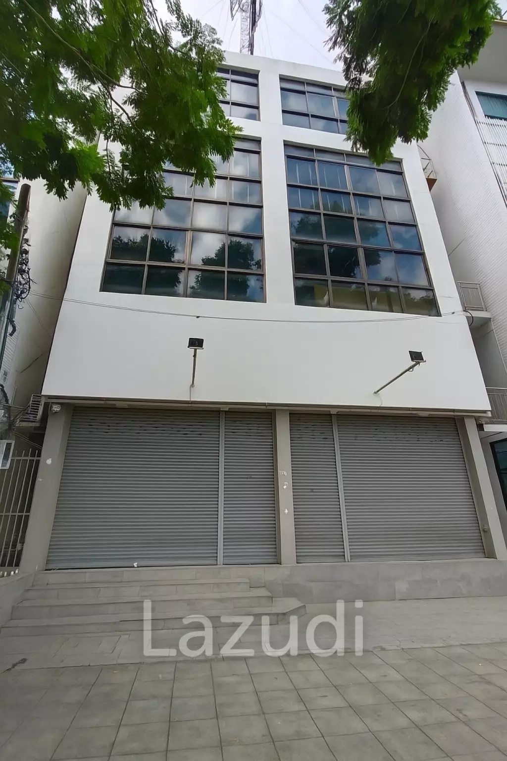 4.5-Storey Commercial Building for Rent Prime Location on Naradhiwas Rajanagarindra Rd