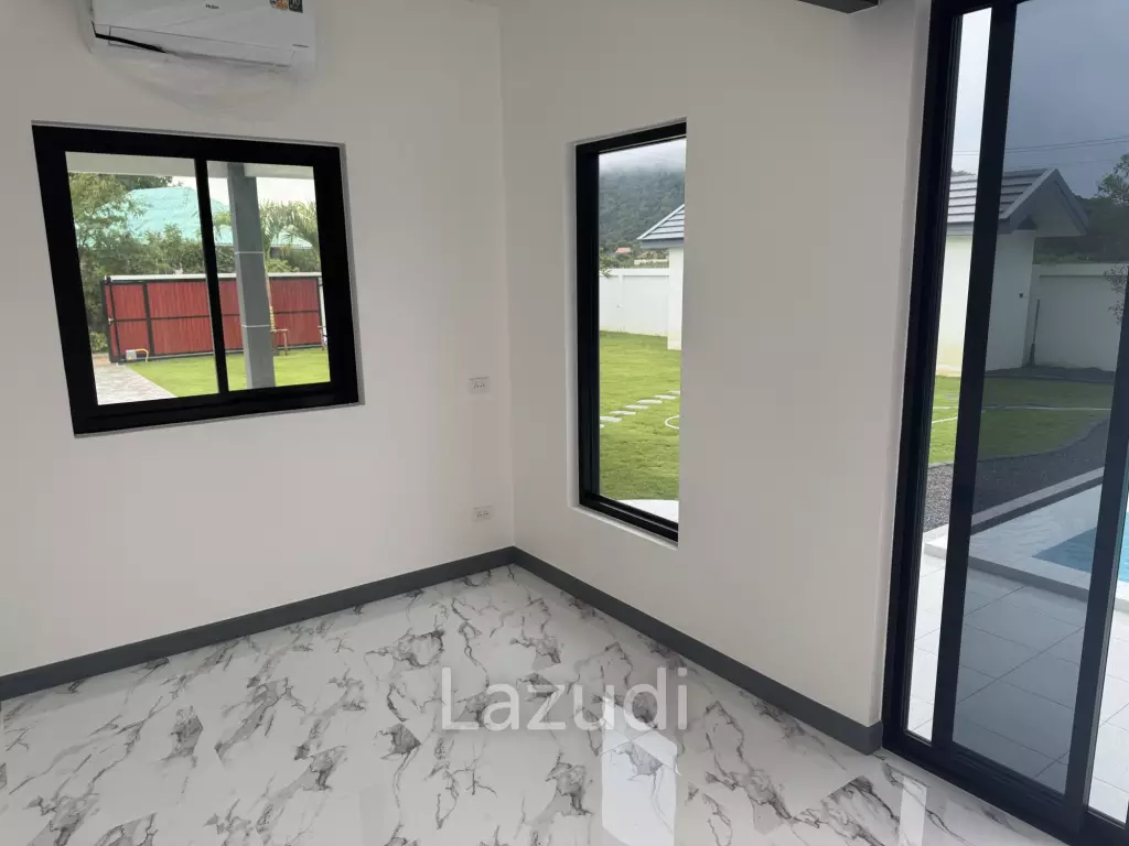 SAM ROI YOT: Modern 4-Bedroom Pool Villa  Khao Kalok Beach