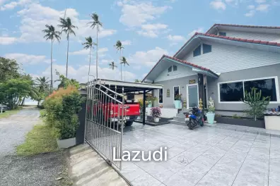 Beachside 4-Bedroom Villa Less Than 100 Meters from the Beach