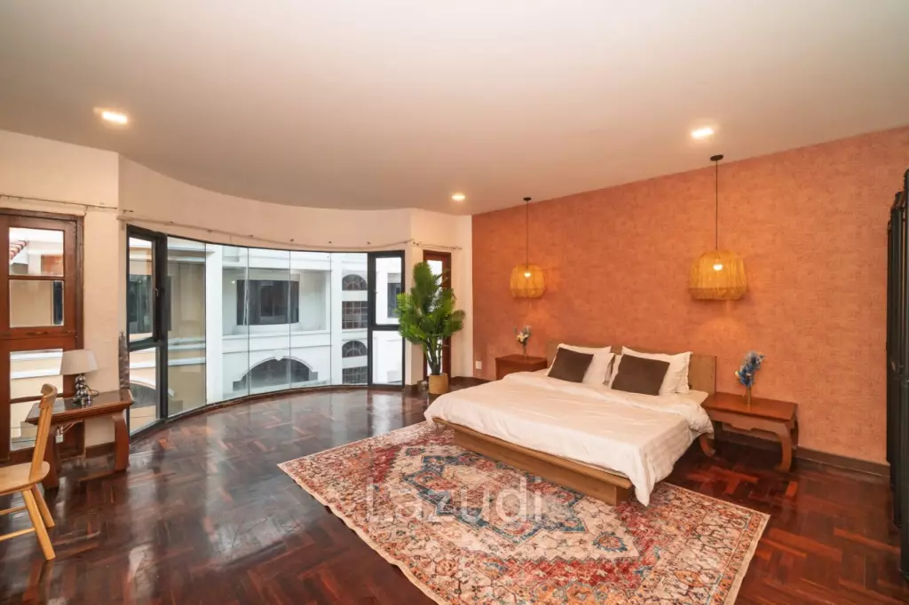 5 Bed 5 Bath 400 SQ.M Townhouse in Thonglor 25