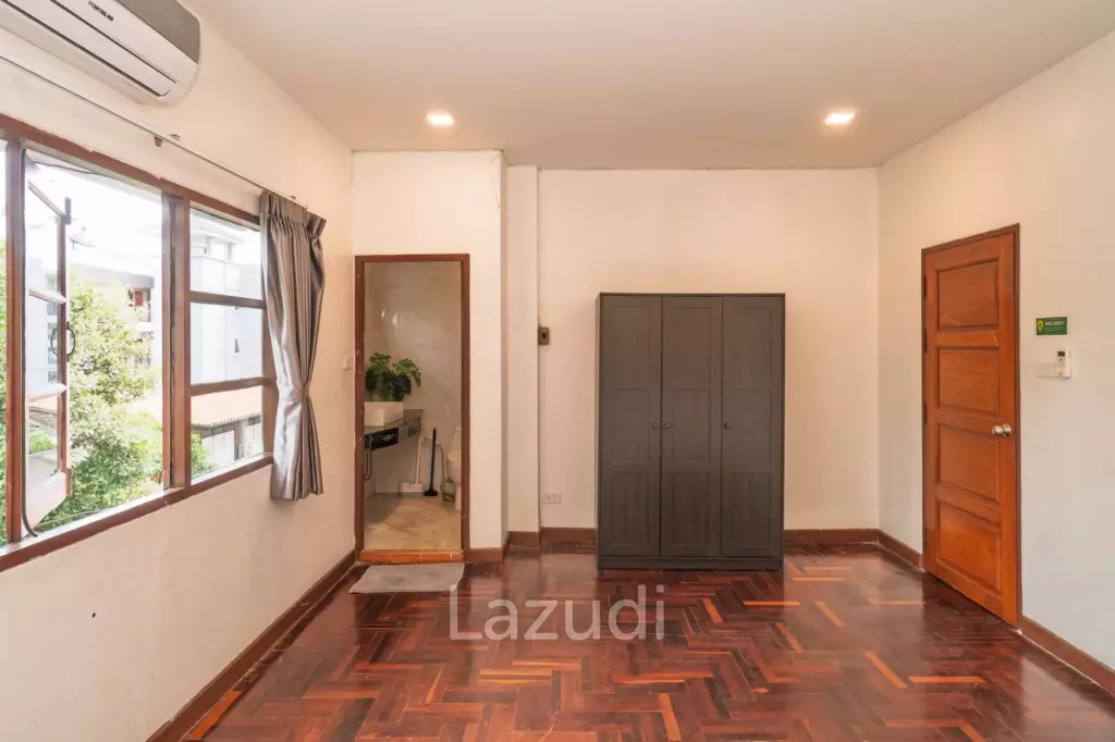 5 Bed 5 Bath 400 SQ.M Townhouse in Thonglor 25