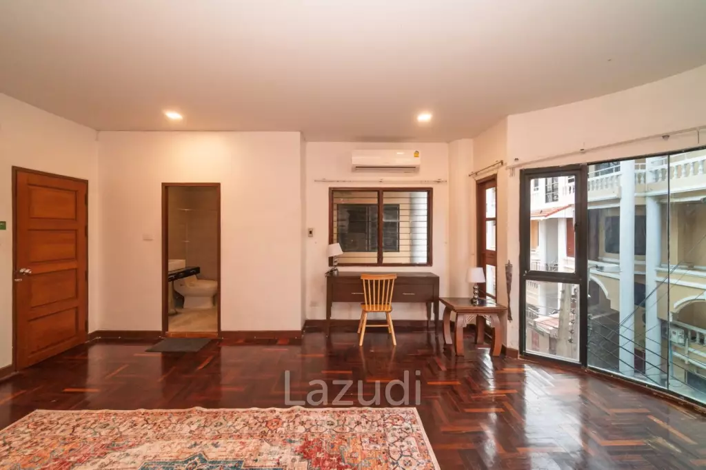 5 Bed 5 Bath 400 SQ.M Townhouse in Thonglor 25