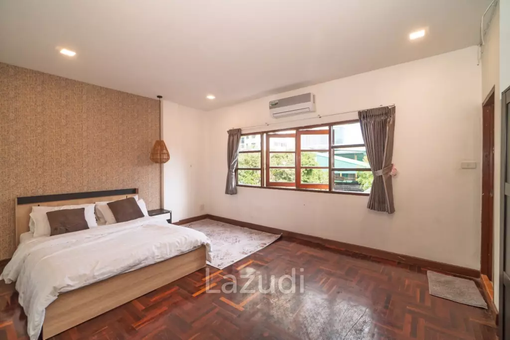 5 Bed 5 Bath 400 SQ.M Townhouse in Thonglor 25